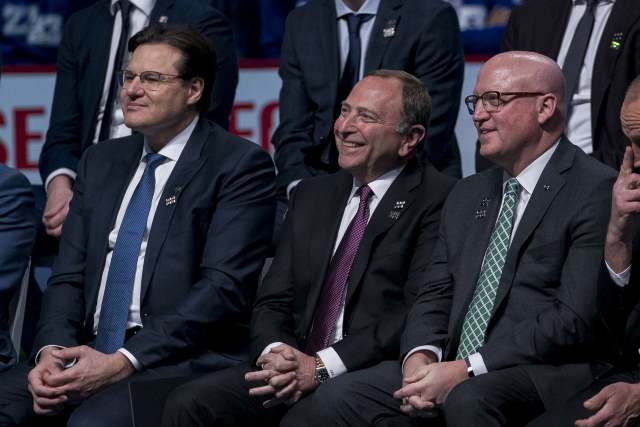 Gary Bettman and other sports leaders talk with President Donald Trump