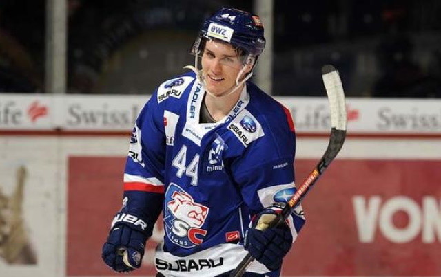 The Chicago Blackhawks sign Pius Suter.