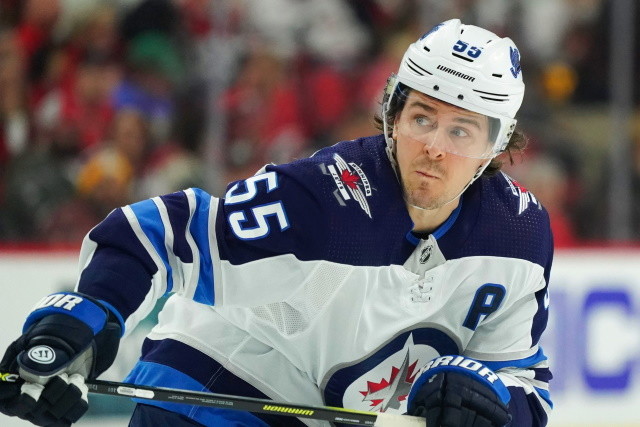 Winnipeg Jets forward Mark Scheifele suffers what looks like a serious injury.