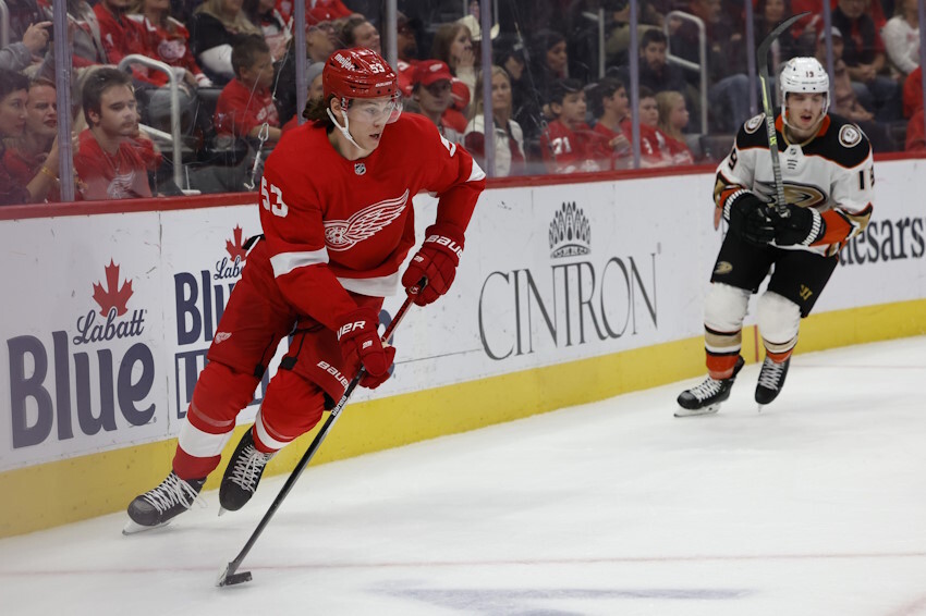 The Detroit Red Wings can't repeat what happened in Anaheim a year, they must get Moritz Seider and Lucas Raymond signed and into camp.