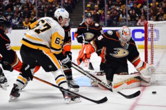 With the Pittsburgh Penguins looking to retool on the fly the option of Anaheim Ducks goalie John Gibson might not be an option anymore.